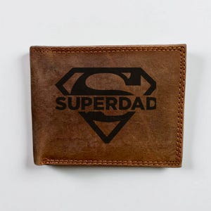 Cartera SuperDad de piel auténtica para hombre. Diseño para papá. Regalo personalizado para papá. Regalo para el Día del Padre. Cartera de piel grabada para hombre. Regalo personalizado.
