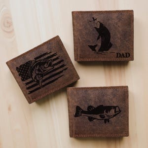 Cartera de cuero con grabado personalizado de peces – Plegable rústica para hombre, regalo para pescadores de lubina