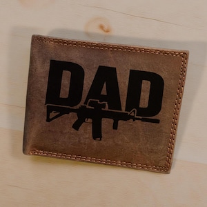 Cartera para hombre con bloqueo RFID. Diseño para papá. Regalo para el Día del Padre. Cartera plegable de cuero grabada para hombre. Regalo personalizado. Regalo para tu esposo. Imagen de pistola.