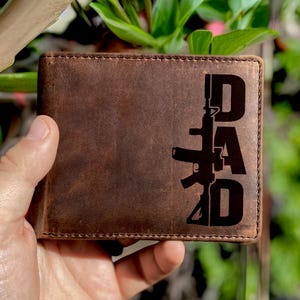 Cartera de piel auténtica con bloqueo RFID para hombre con diseño dadá. Regalo personalizado para papá. Regalo para el Día del Padre. Cartera plegable de piel rústica para hombre.