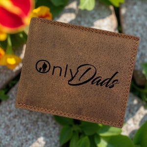 Cartera plegable de cuero genuino con grabado OnlyDads para hombre. Regalo personalizado y divertido. Regalo del Día del Padre para papá. Regalo de cuero para hombre.