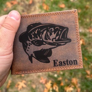 Carteira de Pesca Rústica Masculina, Carteira de Couro Genuíno para o Dia dos Pais. Carteira de Couro Gravada Fish Lovers para Homens. Presente para Pai ou Marido!