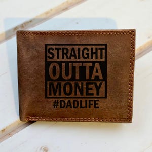 Regalo para el Día del Padre. Cartera de cuero Dadlife. Regalo personalizado y divertido para tu esposo. Cartera plegable de cuero genuino grabada para hombre. Regalo personalizado.