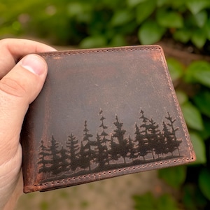 Portefeuille pour homme personnalisé en cuir avec protection RFID avec motif forêt. Cadeau de Noël unique pour papa et homme. Portefeuille pour homme en cuir rustique.