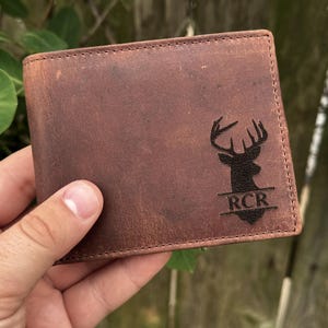 Cartera rústica de cuero para cazar ciervos para hombre. Múltiples diseños, colores y opciones de personalización. Billetera plegable con solapa central. Cartera de cuero.