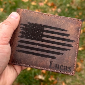Cartera de cuero personalizada con la bandera estadounidense para hombre. Cartera con la bandera estadounidense para hombre. ¡Excelente regalo de Navidad o para papá, hijo o para el Día del Padre!