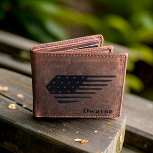 Cartera de cuero personalizada. Cartera con la bandera estadounidense para novio o esposo. Regalo personalizado para padrinos de boda o bodas. Cartera rústica de cuero marrón.