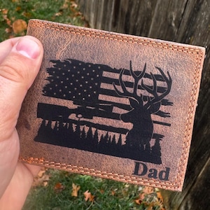 Cartera de cuero genuino para hombre con diseño rústico de ciervo y bandera estadounidense. ¡Excelente regalo para el Día del Padre! Regalo de caza de ciervos para papá, novio o esposo.