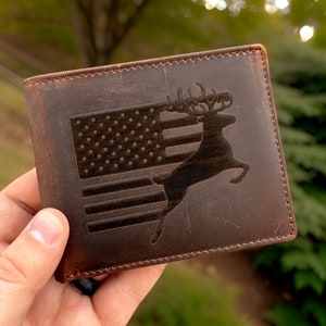 Cartera rústica de cuero para hombre con diseño de caza de ciervos y bandera. Gran regalo personalizado para Navidad y el Día del Padre. Regalo con la bandera estadounidense.