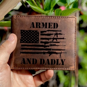 Cartera de cuero con pistola y bandera estadounidense. Divertida, ideal para papá. Diseño de cartera personalizado para el Día del Padre. Regalo personalizado y grabado para papá.