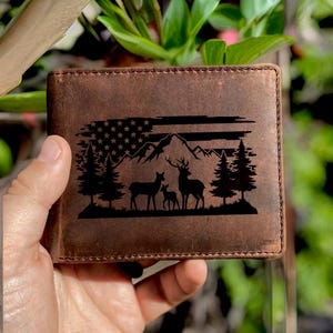 Cartera plegable de cuero genuino con diseño de caza de ciervos y bandera estadounidense para hombre. Cartera de cuero personalizada para papá. ¡Regalo para el Día del Padre!