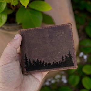 Cartera de piel para hombre con diseño de bosque. Regalo personalizado para el Día del Padre. Cartera de piel marrón con grabado personalizado de escena de bosque.