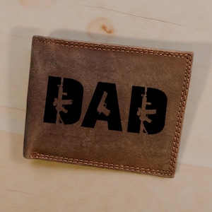 Cartera para hombre con bloqueo RFID para arma, ideal para esposo. Diseño de papá y arma. Regalo para el Día del Padre. Cartera plegable de cuero grabado para hombre. Regalo personalizado.
