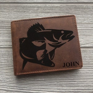 Cartera rústica de cuero para hombre para pescar y pescar. Múltiples diseños y opciones de personalización. Cartera de cuero plegable. Regalo para él. Imagen de pesca