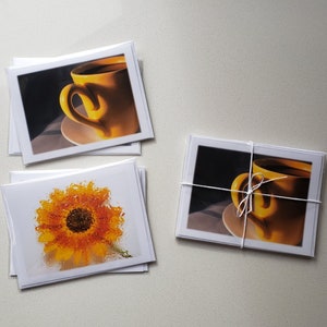 Cartões fofos! Caneca de café com girassol e amarelo, conjunto com 4 (2 de cada) ou 8 (4 de cada), com interior em branco e envelope. Tamanho: 11,6 cm x 14,8 cm.