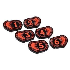 Könnte beinhalten: Sechs schwarze und orangefarbene Spielmarken mit den Zahlen 1 bis 6. Jede herzförmige Marke hat ein orangefarbenes Sonnenstrahl-Design und einen schwarzen Rand. Die Zahlen sind in einer fetten, serifenlosen Schrift.