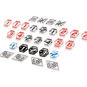 Peut inclure: Ensemble de jetons de jeu avec des symboles et des chiffres variés. Les jetons sont rouges, blancs, noirs et bleus. Certains portent l'inscription "DMG" ou "CAN'T ATTACK", tandis que d'autres affichent des chiffres de 1 à 6.