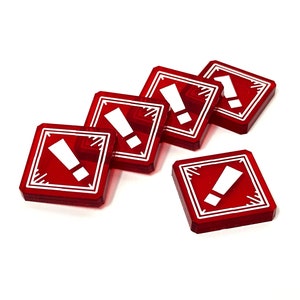 Könnte beinhalten: Fünf quadratische Spielsteine in Rot mit weißen Ausrufezeichen in der Mitte. Die Steine sind versetzt angeordnet.
