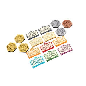 Peut inclure: Un ensemble de 14 jetons de jeu colorés avec différentes phrases textuelles, notamment "Attaque à fond", "Feu de couverture", "En avant vers la victoire" et "Puissance à travers".