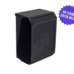 Könnte beinhalten: Eine schwarze Kartenbox mit strukturierter Oberfläche und Klappdeckel. Die Box hat eine rechteckige Form und ein geprägtes Design auf der Vorderseite. Eine lila Sternburst-Grafik zeigt "60 CARD DECK BOX".