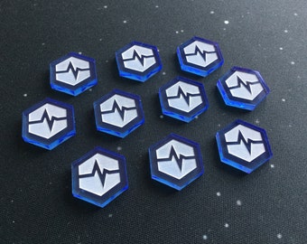 Puede incluir: Diez fichas de juego hexagonales azules con un símbolo de corazón blanco en cada una.