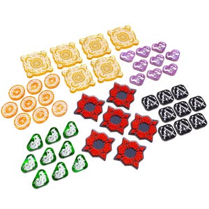 Può includere: Una collezione di pezzi di gioco colorati, tra cui fette d'arancia, quadrati gialli con disegni di agrumi, forme a stella rosse, forme a cuore viola, pezzi triangolari verdi e pezzi quadrati neri con disegni di spade. Disposti su sfondo bianco.