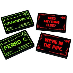 Puede incluir: Cuatro etiquetas rectangulares negras con texto verde y rojo. Las etiquetas dicen "Spunkmeyer D.", "Ferro C.", "Need Anything Else?" y "We're in the Pipe."