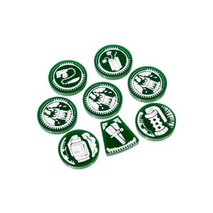 Peut inclure: Huit jetons ronds verts avec des illustrations blanches de diverses armes et outils. Les jetons sont pour un jeu de société.