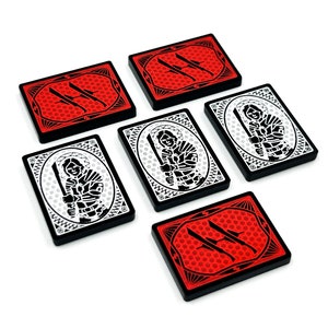 Puede incluir: Seis cartas de juego rectangulares negras y rojas con ilustraciones en blanco y negro. Las cartas representan a un guerrero sosteniendo una espada y un símbolo de dos espadas cruzadas.