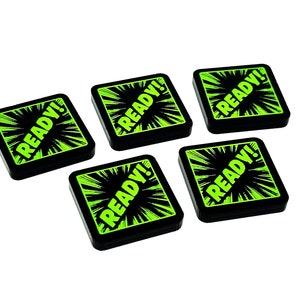 Puede incluir: Cinco fichas cuadradas negras con un dise&ntilde;o gr&aacute;fico verde y negro. Cada ficha tiene la palabra "READY!" en una fuente verde.