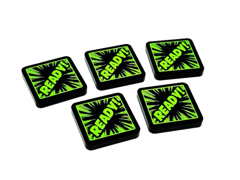 Puede incluir: Cinco fichas cuadradas negras con un dise&ntilde;o gr&aacute;fico verde y negro. Cada ficha tiene la palabra "READY!" en una fuente verde.