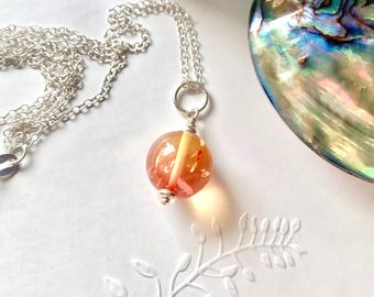 Anhänger aus rosa Bernstein mit Sterlingsilberkette: Handgefertigter Edelstein-Layering-Schmuck.