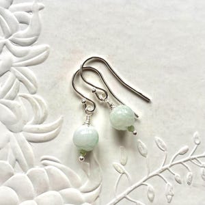Boucles d'oreilles birmans fleur de lotus en jade, bijoux en argent sterling faits main avec pierres précieuses.