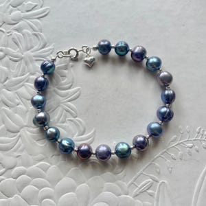 Sterling silver Pearl bracelet, Handmade peacock Pearl bracelet with silver heart charm, Bridal Pearl jewellery, Birthday gift for her.