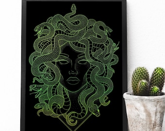 Könnte beinhalten: Ein Schwarzweiß-Linienkunst-Druck von Medusa, einer griechischen mythologischen Figur, mit Schlangen als Haaren. Die Schlangen sind in Grün- und Gelbtönen dargestellt.