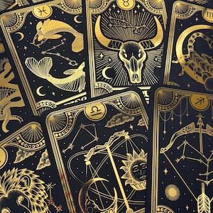 Puede incluir: Un juego de 12 cartas del zodíaco con lámina dorada sobre fondo negro. Cada carta presenta un signo del zodíaco diferente con su símbolo y constelación correspondientes. Las cartas están dispuestas en un orden aleatorio.