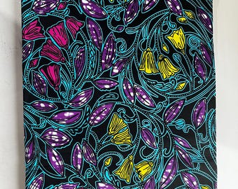 Op de afbeelding: Zwarte stof met een levendig bloemenpatroon. Het ontwerp toont roze en gele bloemen, paarse bladeren en turquoise ranken tegen een zwarte achtergrond. Geschikt voor kleding of woondecoratie.