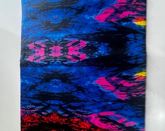 Op de afbeelding: Een rechthoekige stof met een levendig abstract ontwerp. Het patroon bevat een mix van blauwe, roze, rode en gele tinten, waardoor een dynamisch, vloeiend effect ontstaat. Het ontwerp lijkt op een aquarel of een digitaal kunstwerk.