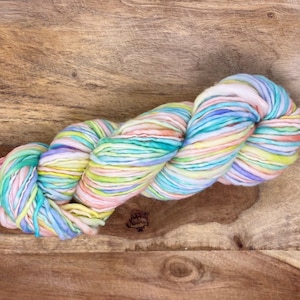 Hilo Handspun teñido a mano - Superbulky &quot;Fideos Arco Iris Pastel&quot;