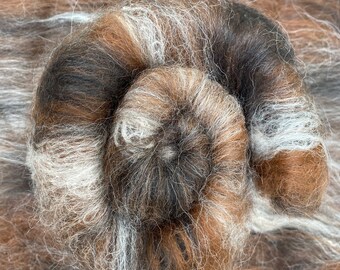 Art Batt - Desprendimiento de rocas - Alpaca marrón, negra y blanca