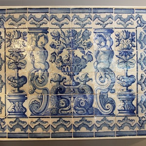 Antike portugiesische Fliesenwand aus dem 18. Jahrhundert, die eine blaue und weiße Vase darstellt, die von Engeln umgeben ist