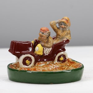 Gatos dos anos 30 dirigindo um carro clássico, receptor de cartões ou bandeja de bugigangas, louça portuguesa Palissy
