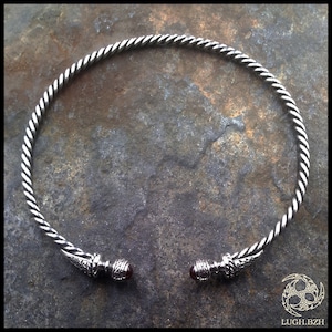 Belenos (Arc&#39;hant ha Maen-granat) Celtic Torc in Silver and Garnet