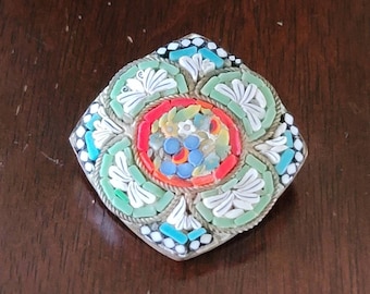 Broche Ancienne En Micro-mosaïque – Losange – Motif Fleurs – Laiton Doré – Occasion