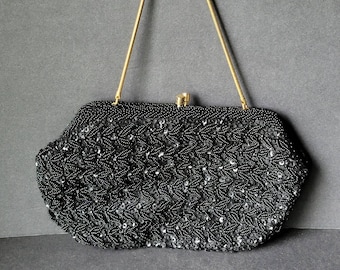 Bolso de mano vintage negro con cuentas, cierre de boquilla dorado y cadena. Hecho a mano en la Colonia de la Corona de Hong Kong.