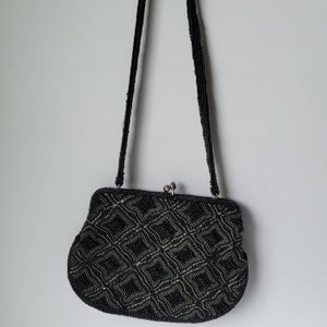 Clutch vintage La Regale de cuentas negras con cierre de beso plateado y correa de hombro con cuentas