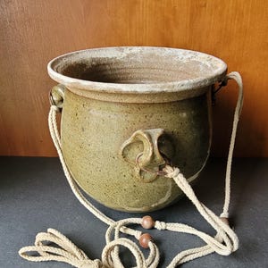 Vintage grüner Hänge-Pflanztopf aus Steingut von Studio Pottery