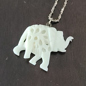 Colar com pingente de elefante vintage em corrente dourada