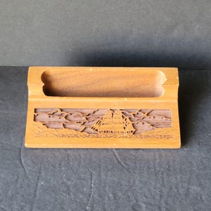 Vintage Lasercraft walnoot gegraveerde visitekaartjeshouder voor desktop op zeilschip