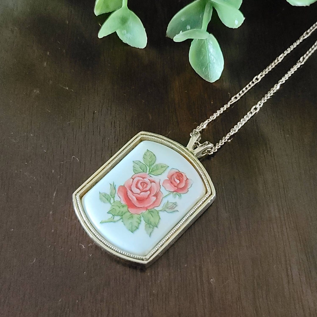 Vintage Avon Rose Pendant Necklace Gold Tone Pink Flowers